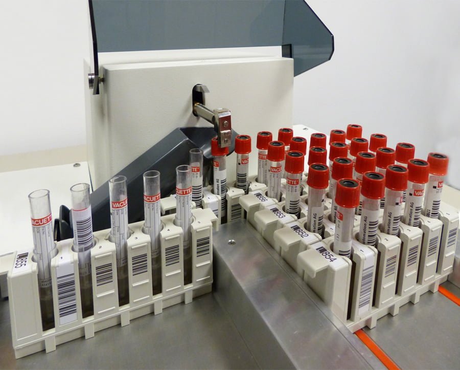 Device that automated decapps blood and urine sample containers