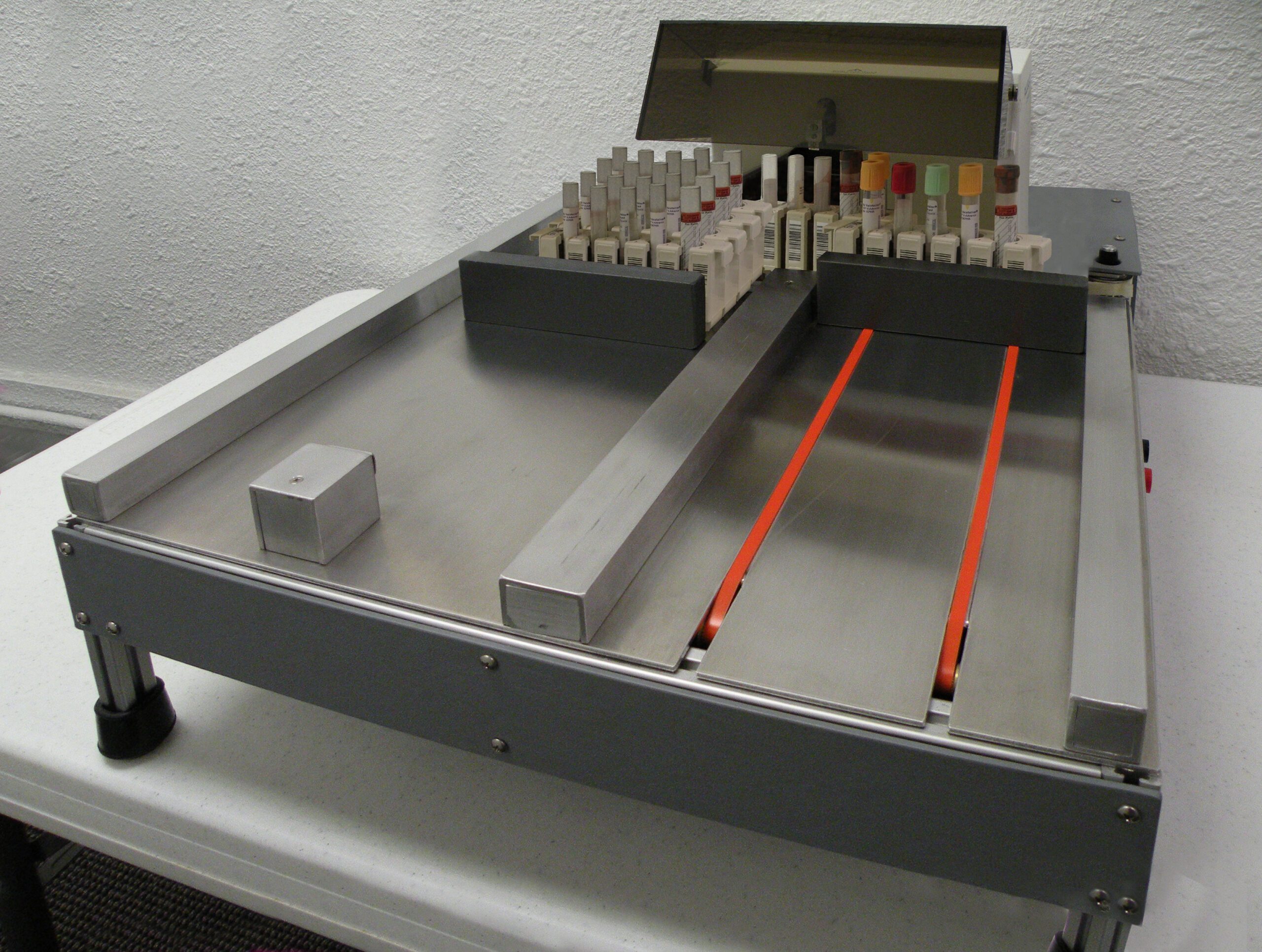 Automated Decapper demonstrating decapping of tubes in an Abbot Architecht Rack